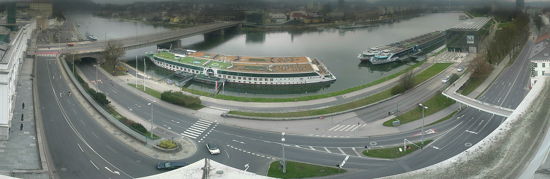 Archiv Foto Webcam Linz: Donaulände und Nibelungenbrücke
