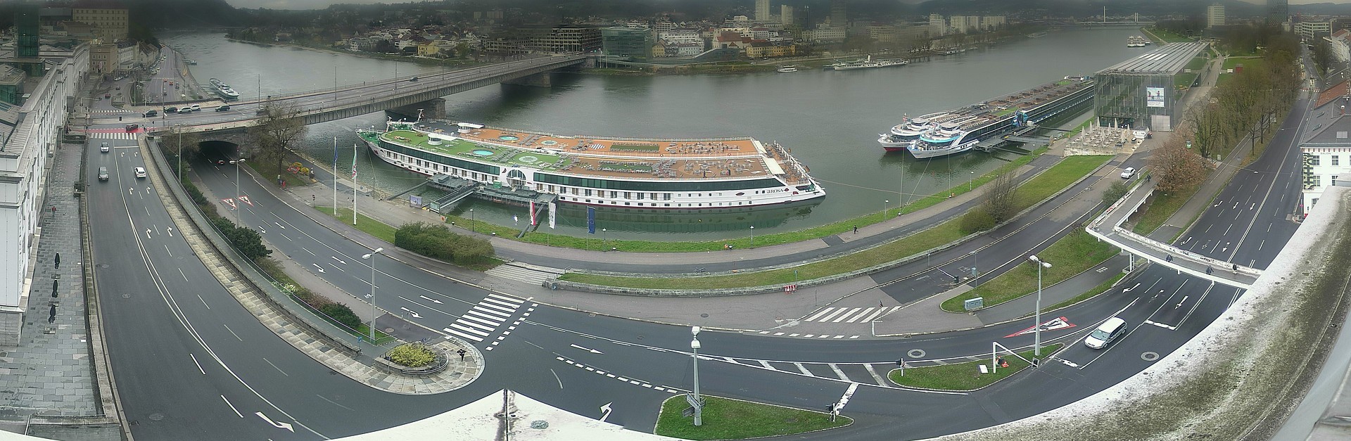 Archiv Foto Webcam Linz: Donaulände und Nibelungenbrücke
