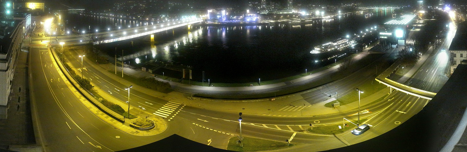 Archived image Webcam Linz: Generali building at the Danube