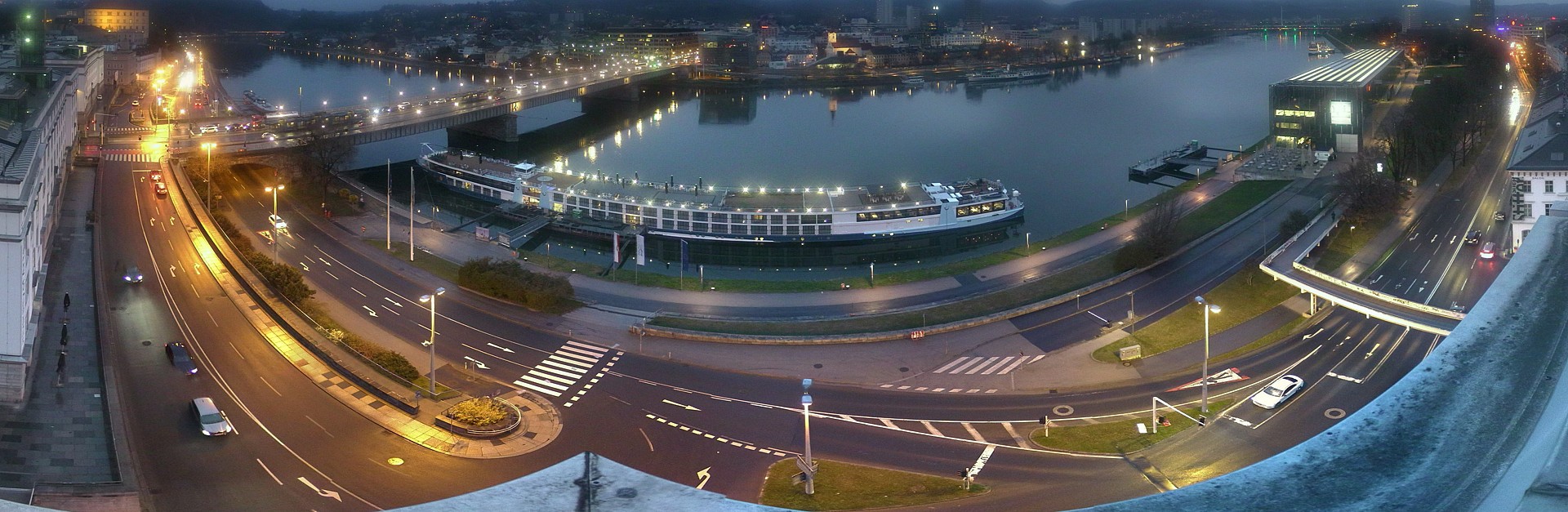 Archiv Foto Webcam Linz: Donaulände und Nibelungenbrücke