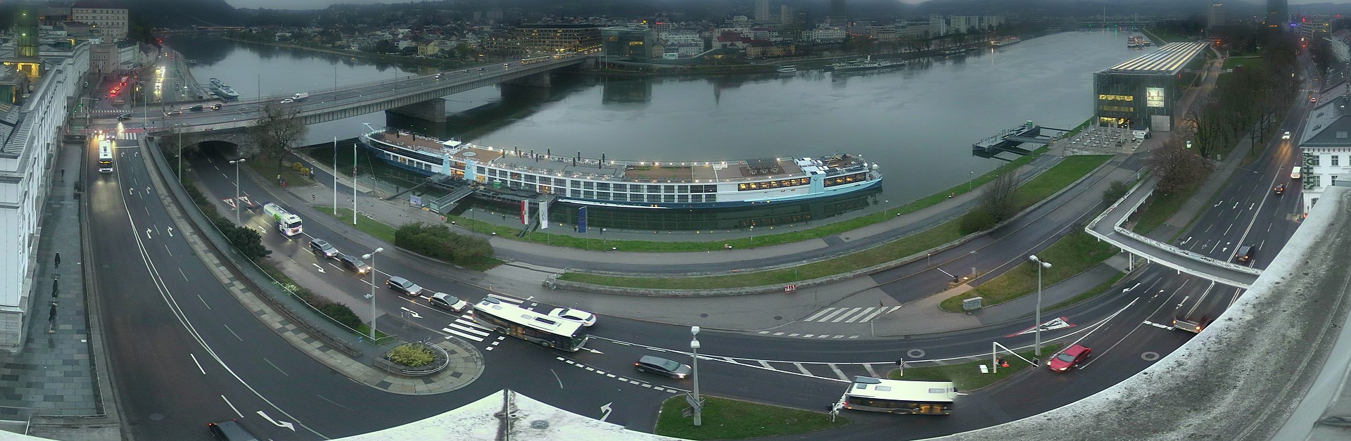 Archiv Foto Webcam Linz: Donaulände und Nibelungenbrücke