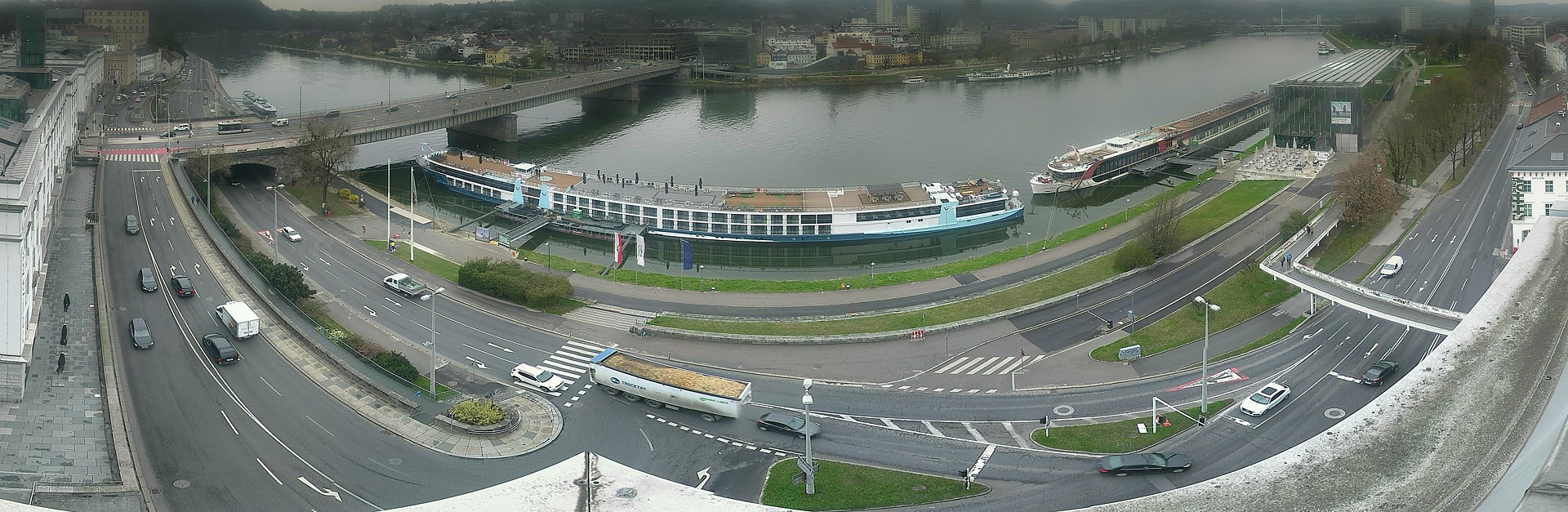 Archiv Foto Webcam Linz: Donaulände und Nibelungenbrücke