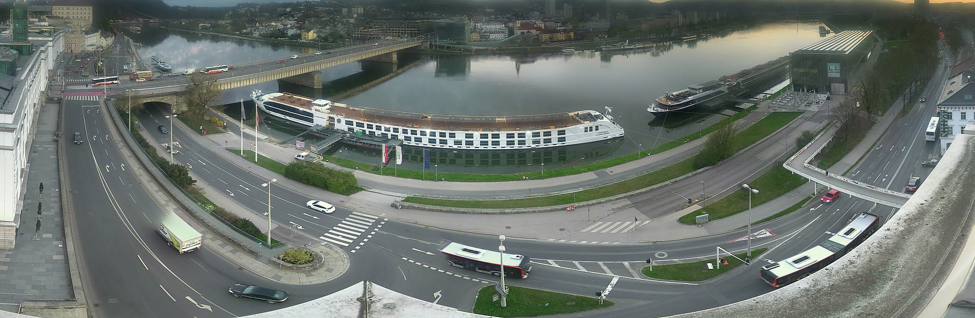Archiv Foto Webcam Linz: Donaulände und Nibelungenbrücke