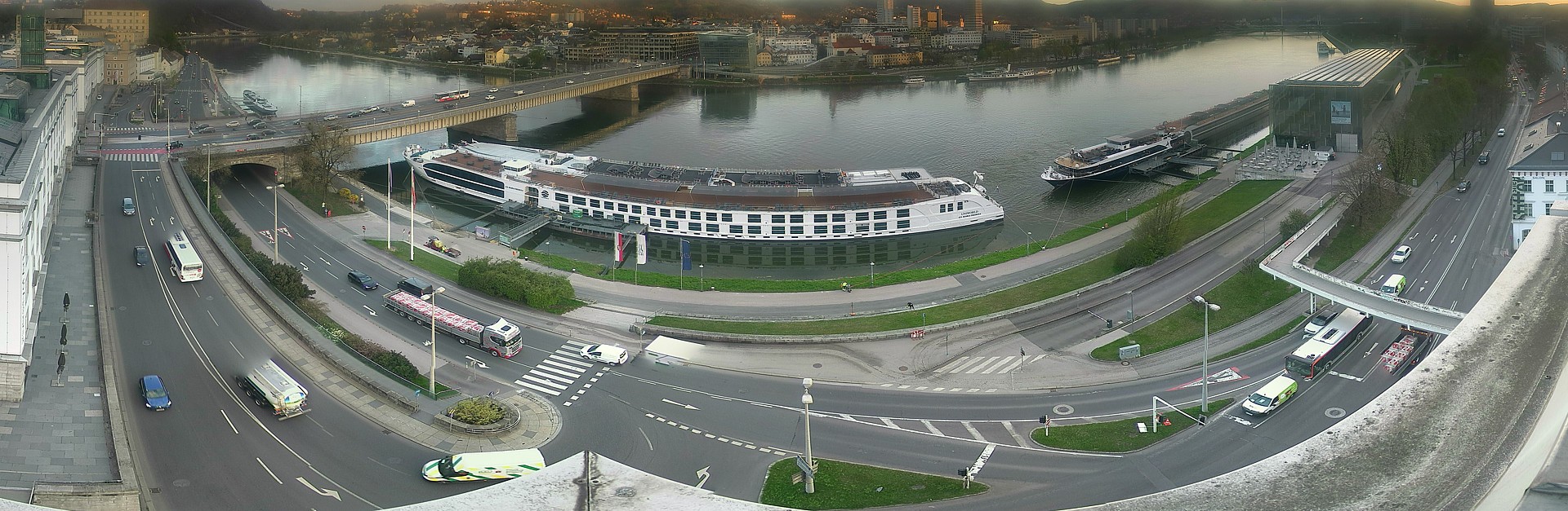 Archiv Foto Webcam Linz: Donaulände und Nibelungenbrücke
