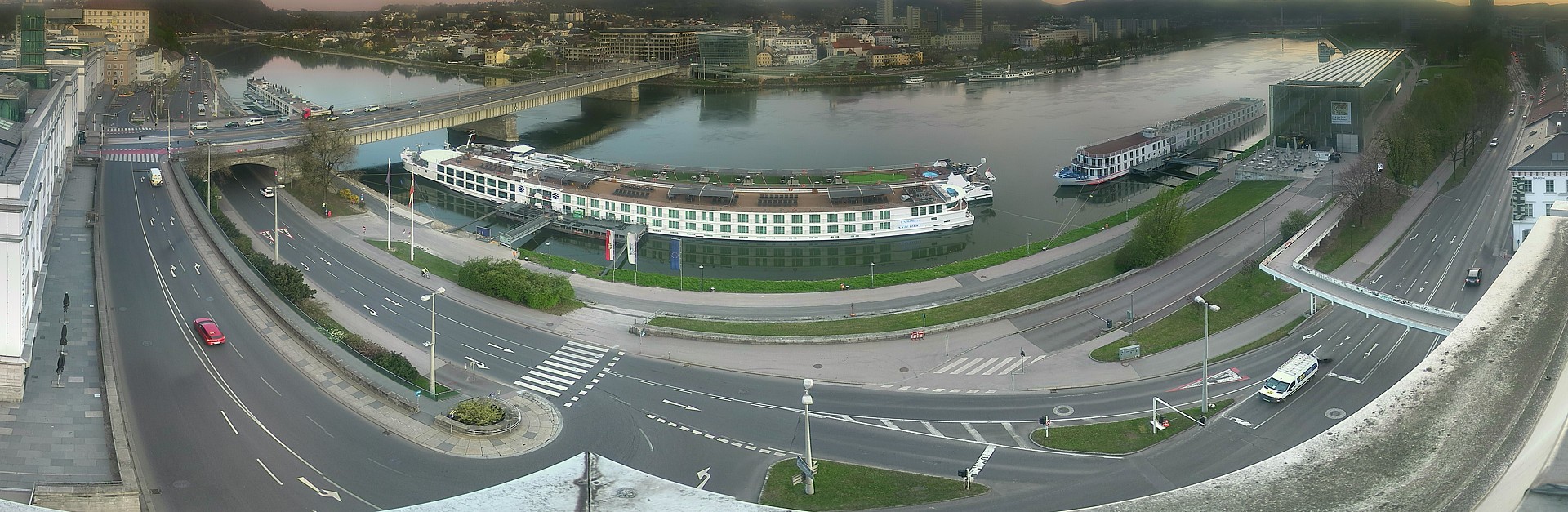 Archiv Foto Webcam Linz: Donaulände und Nibelungenbrücke