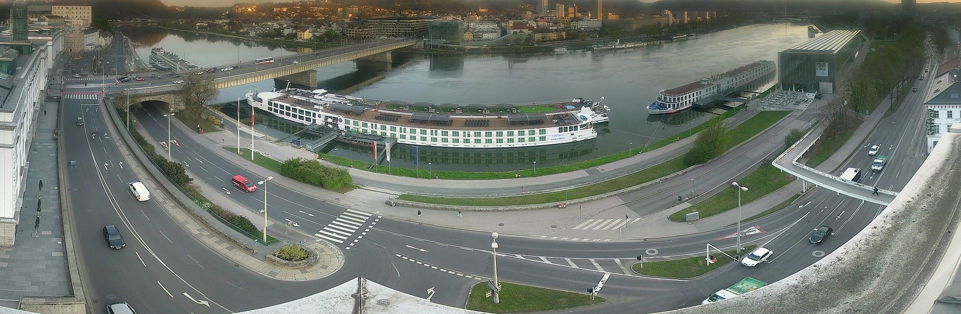 Archiv Foto Webcam Linz: Donaulände und Nibelungenbrücke