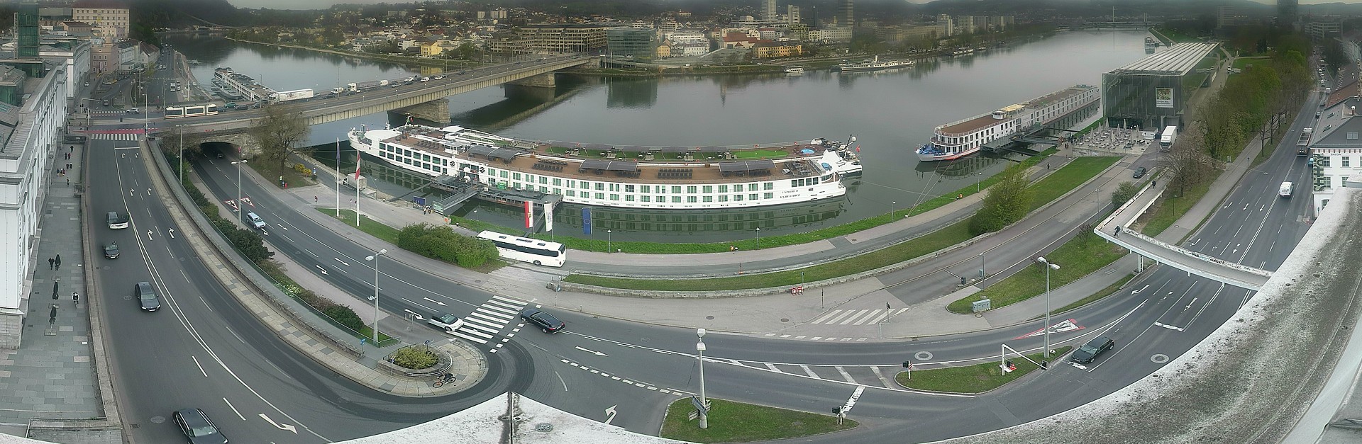 Archiv Foto Webcam Linz: Donaulände und Nibelungenbrücke