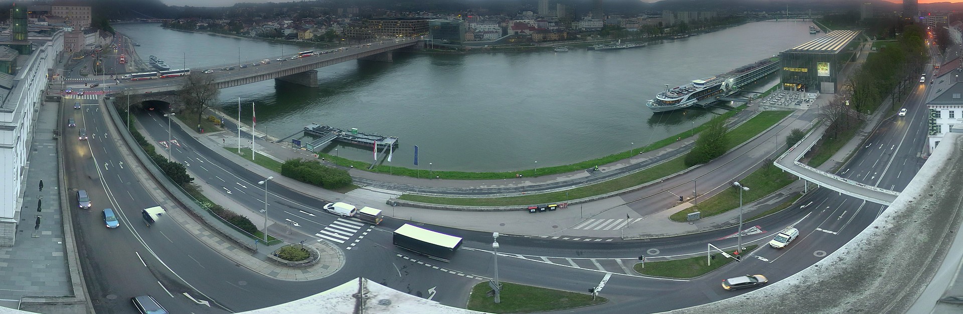 Archiv Foto Webcam Linz: Donaulände und Nibelungenbrücke