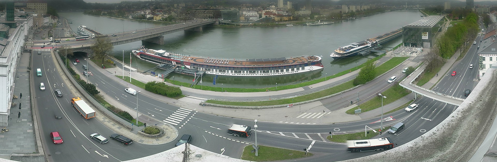 Archiv Foto Webcam Linz: Donaulände und Nibelungenbrücke