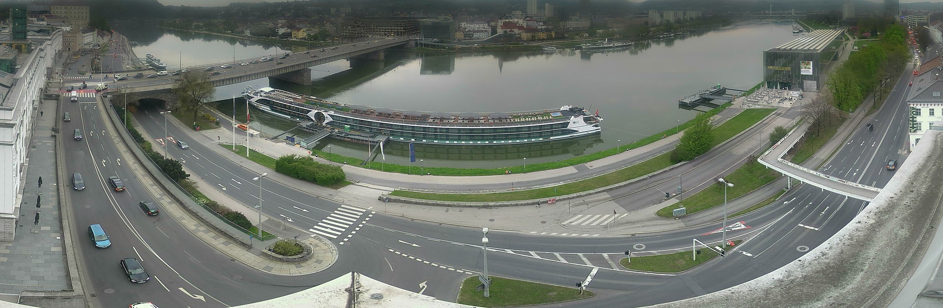 Archived image Webcam Linz: Generali building at the Danube