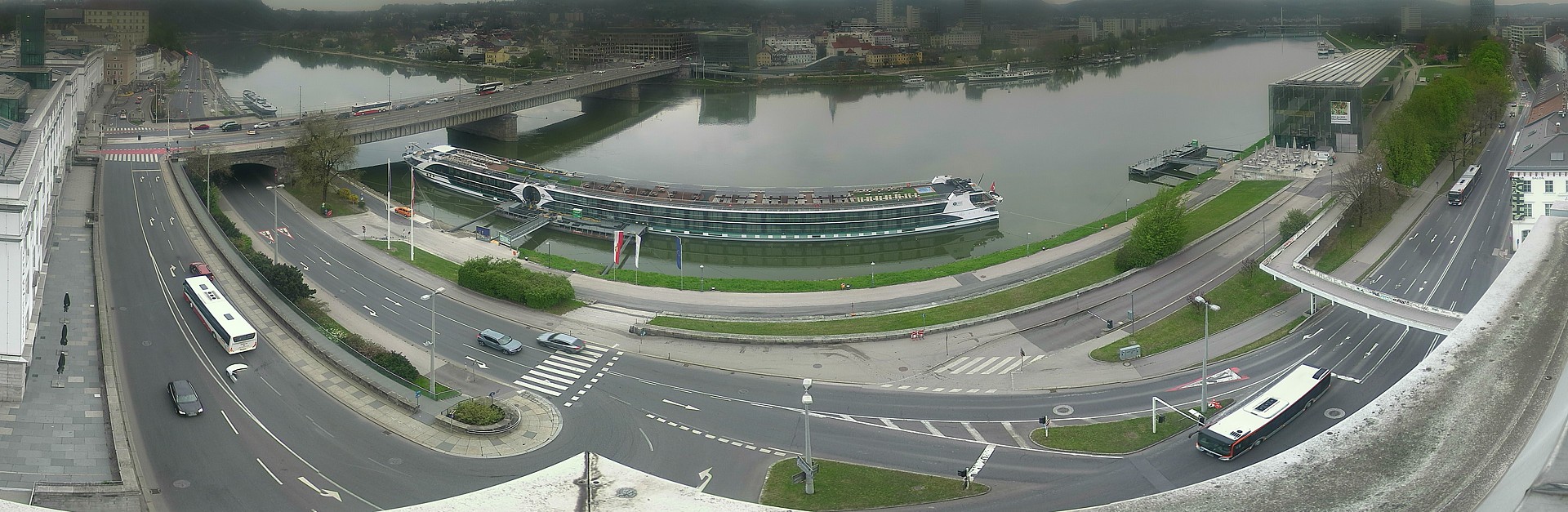 Archived image Webcam Linz: Generali building at the Danube