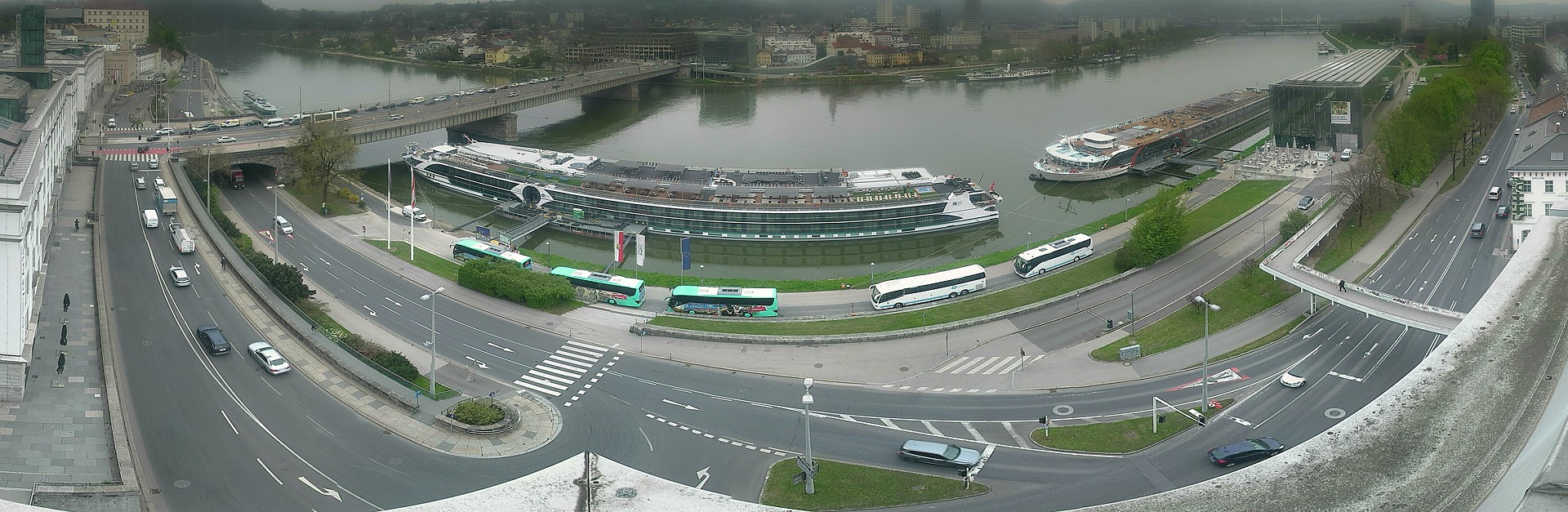 Archived image Webcam Linz: Generali building at the Danube