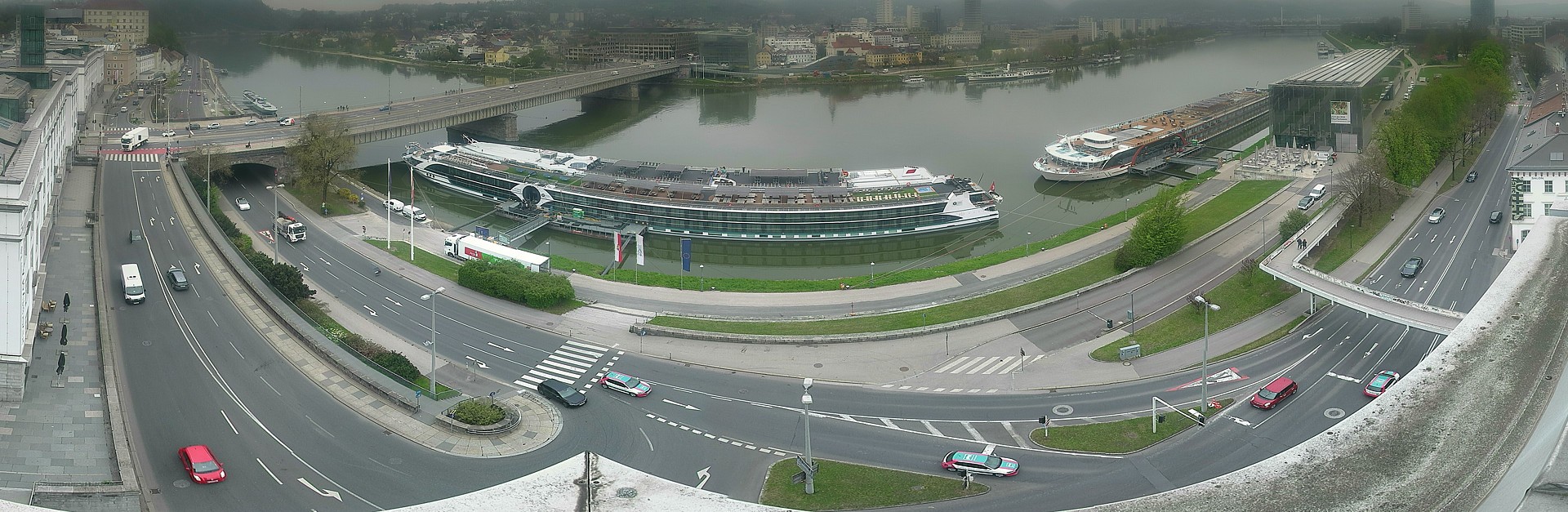 Archived image Webcam Linz: Generali building at the Danube