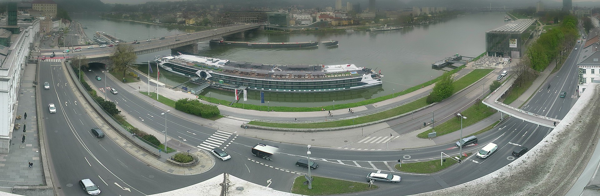 Archived image Webcam Linz: Generali building at the Danube