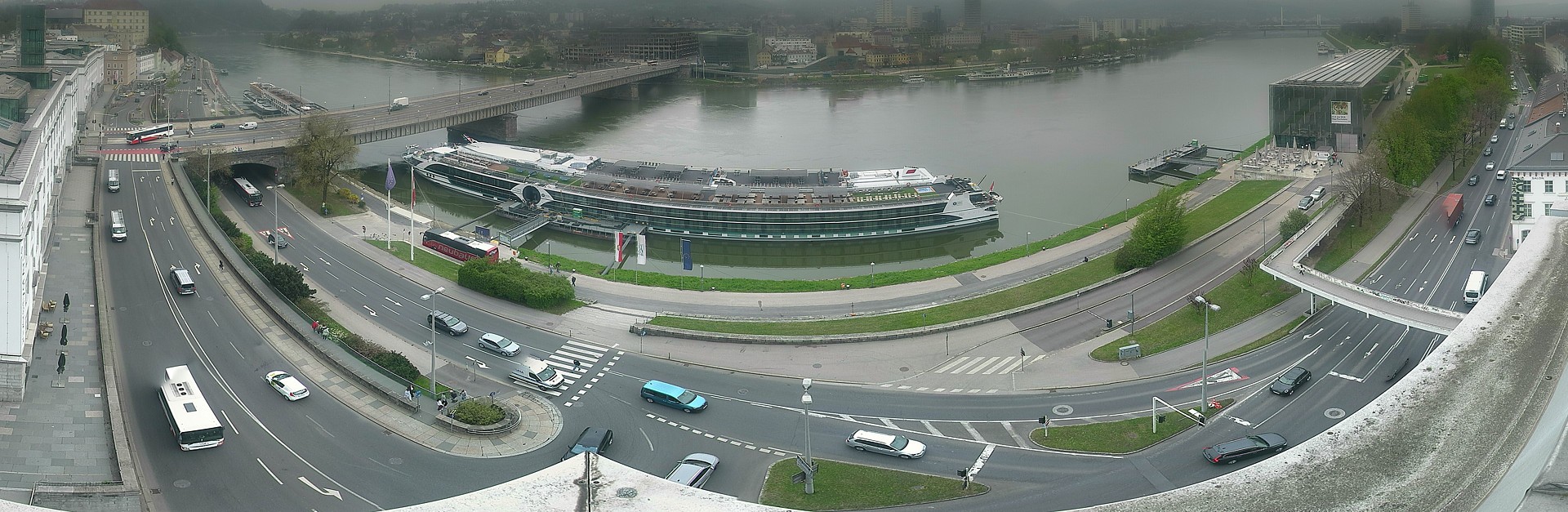 Archived image Webcam Linz: Generali building at the Danube