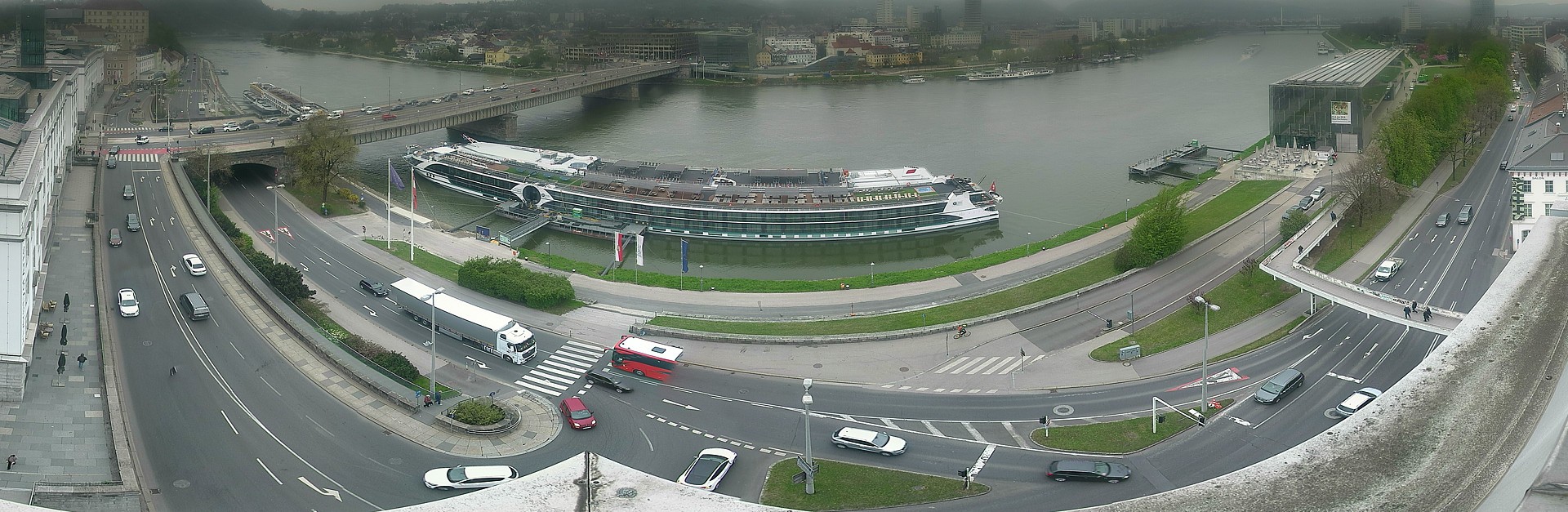 Archived image Webcam Linz: Generali building at the Danube