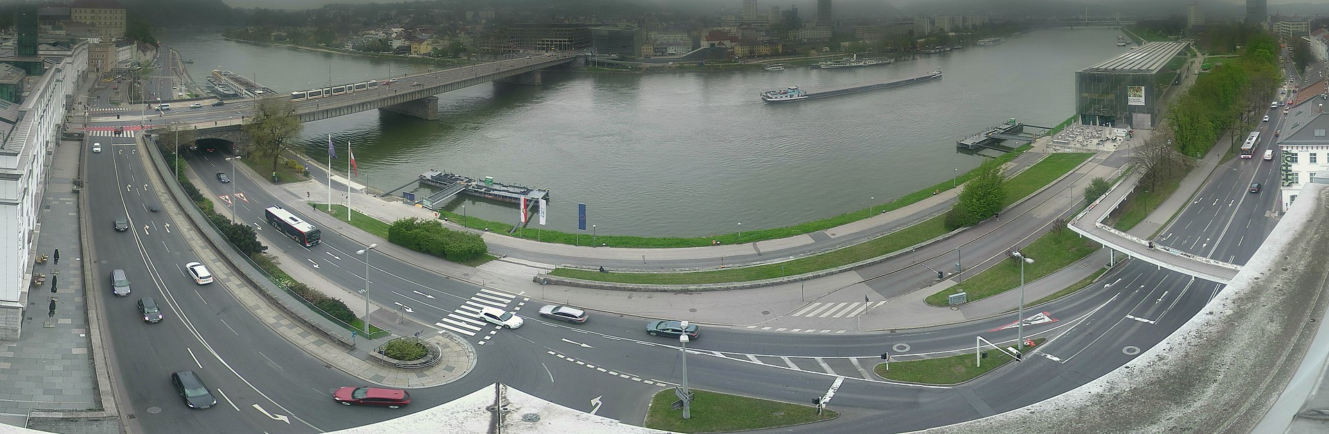 Archived image Webcam Linz: Generali building at the Danube