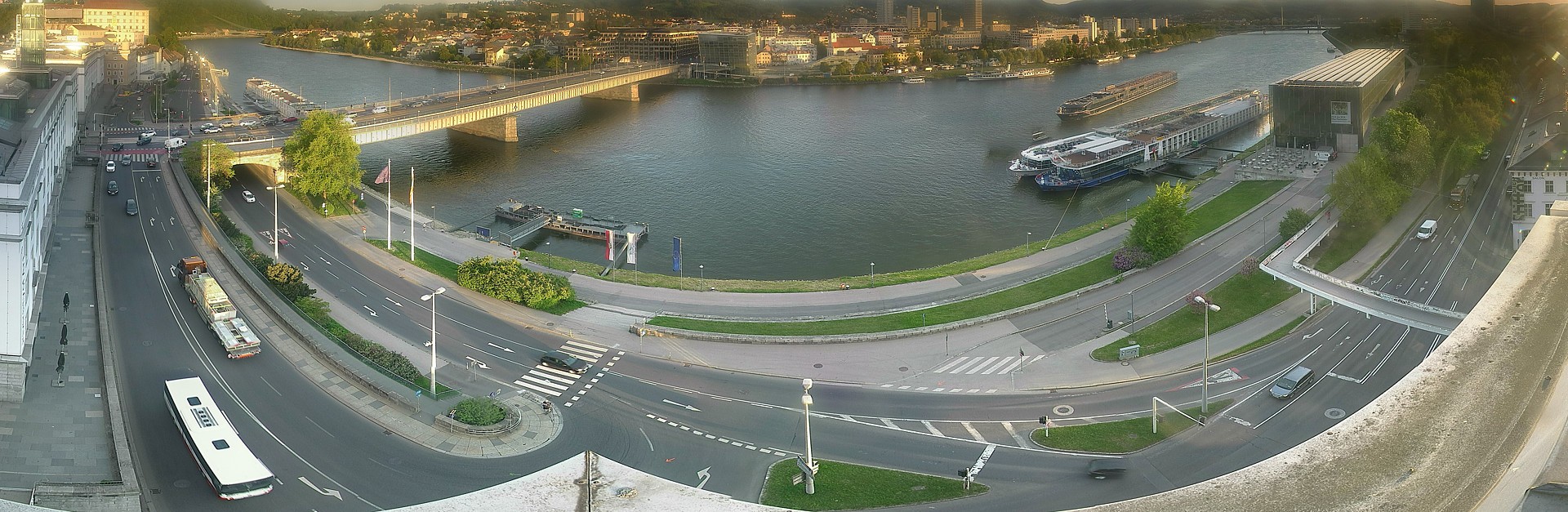 Archiv Foto Webcam Linz: Donaulände und Nibelungenbrücke