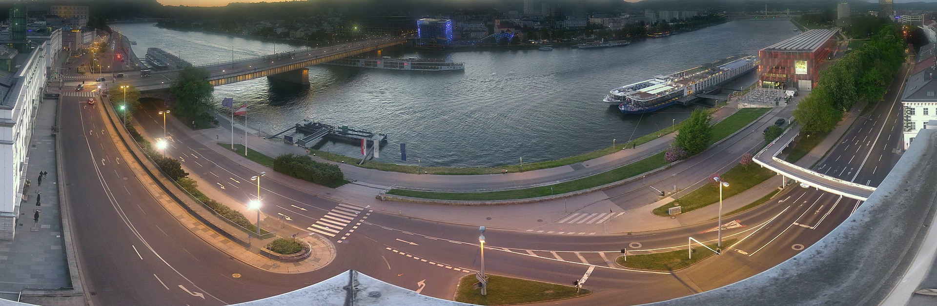 Archiv Foto Webcam Linz: Donaulände und Nibelungenbrücke