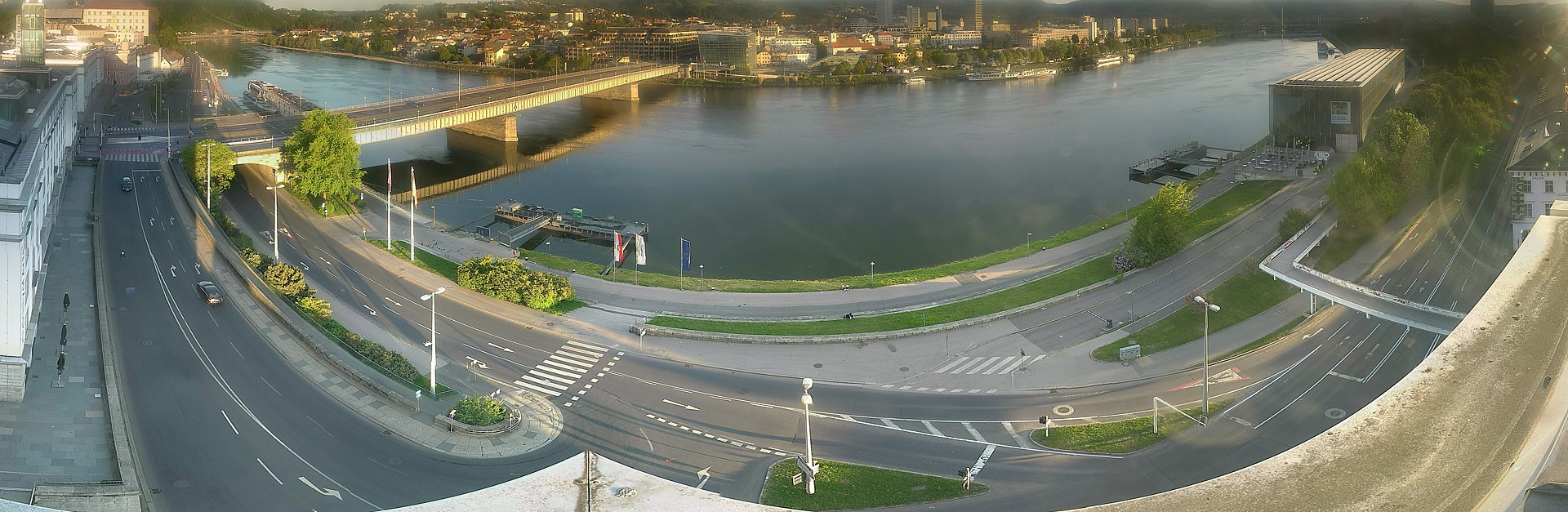 Archiv Foto Webcam Linz: Donaulände und Nibelungenbrücke