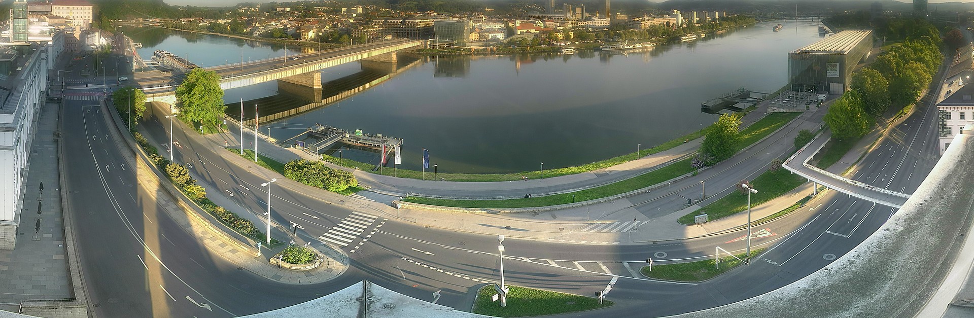 Archiv Foto Webcam Linz: Donaulände und Nibelungenbrücke