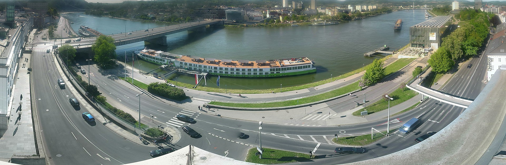 Archived image Webcam Linz: Generali building at the Danube