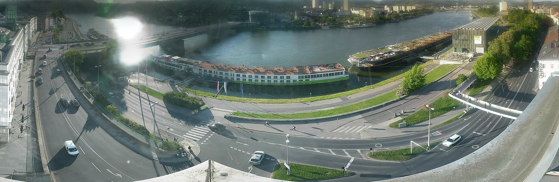 Archived image Webcam Linz: Generali building at the Danube