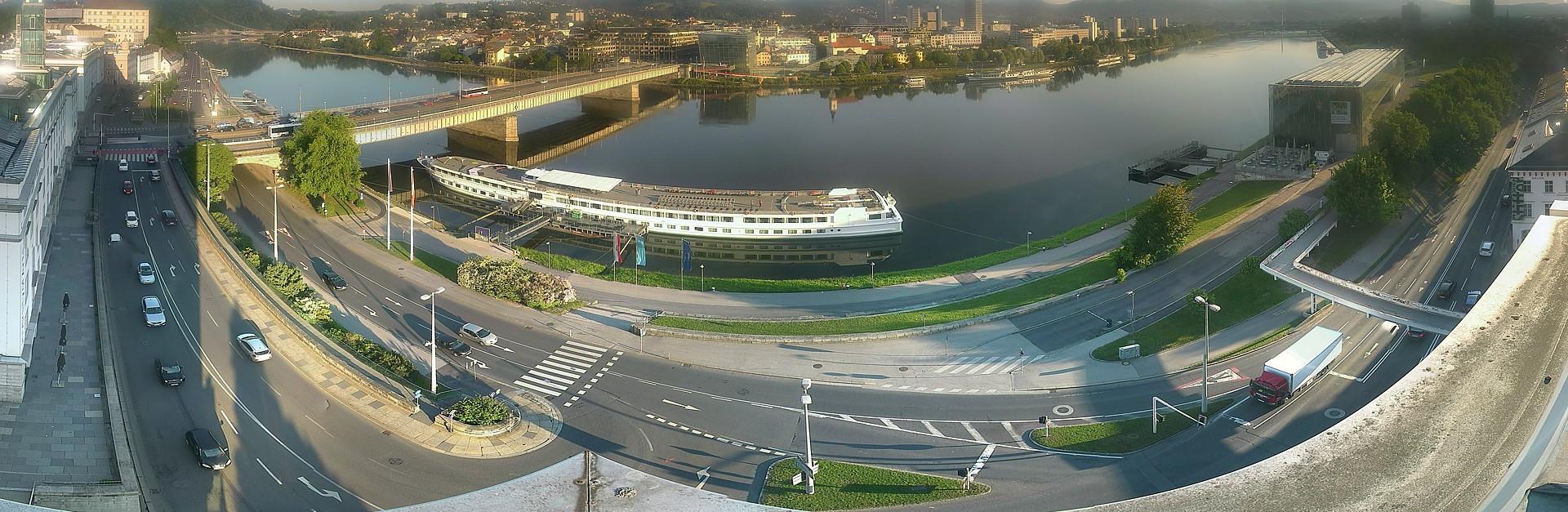 Archiv Foto Webcam Linz: Donaulände und Nibelungenbrücke