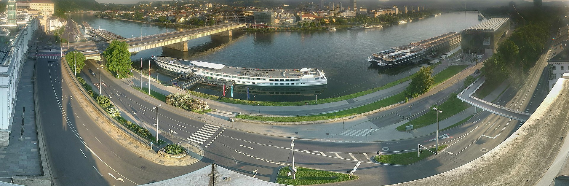 Archiv Foto Webcam Linz: Donaulände und Nibelungenbrücke