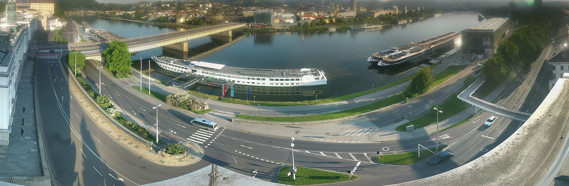 Archiv Foto Webcam Linz: Donaulände und Nibelungenbrücke