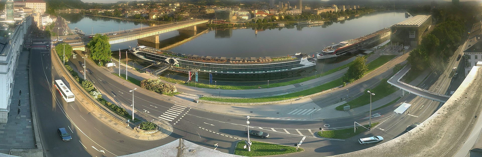 Archiv Foto Webcam Linz: Donaulände und Nibelungenbrücke