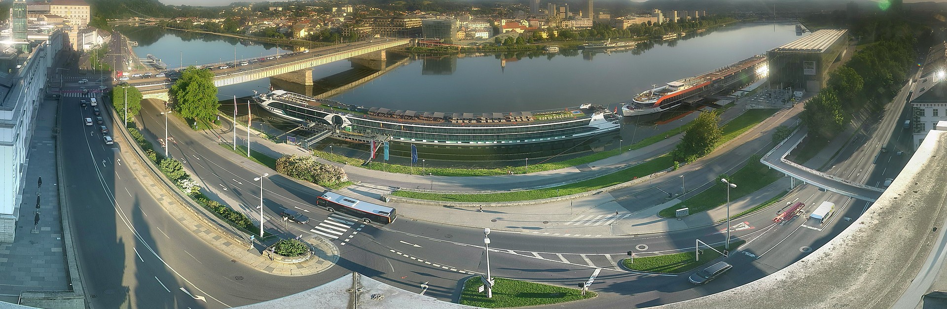 Archiv Foto Webcam Linz: Donaulände und Nibelungenbrücke