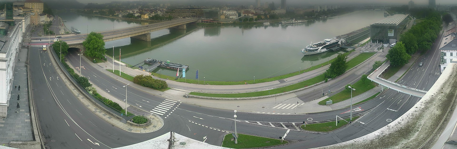 Archived image Webcam Linz: Generali building at the Danube