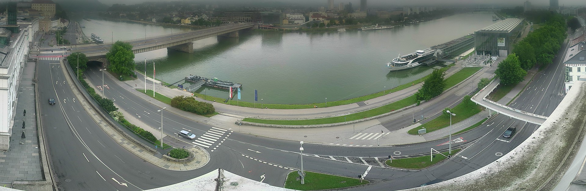 Archived image Webcam Linz: Generali building at the Danube