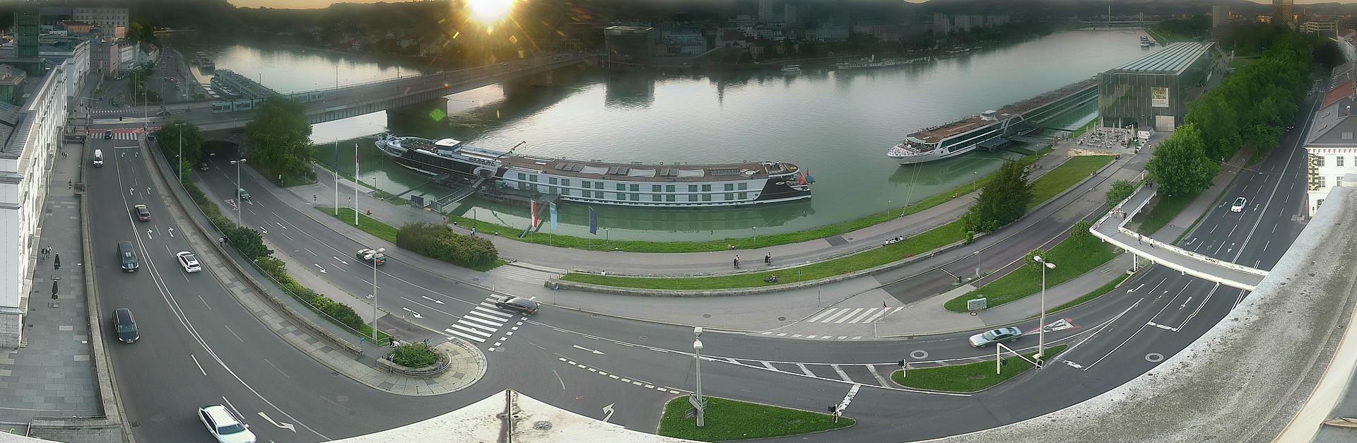 Archiv Foto Webcam Linz: Donaulände und Nibelungenbrücke