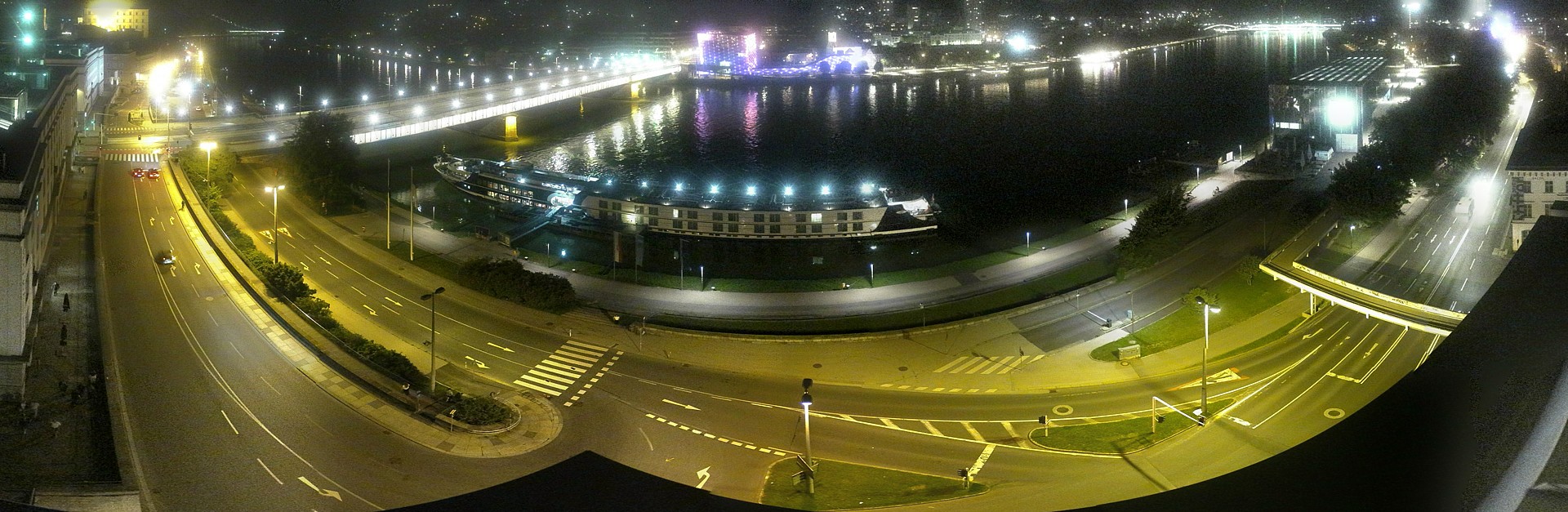 Archiv Foto Webcam Linz: Donaulände und Nibelungenbrücke