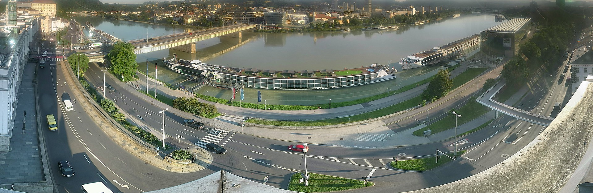 Archived image Webcam Linz: Generali building at the Danube