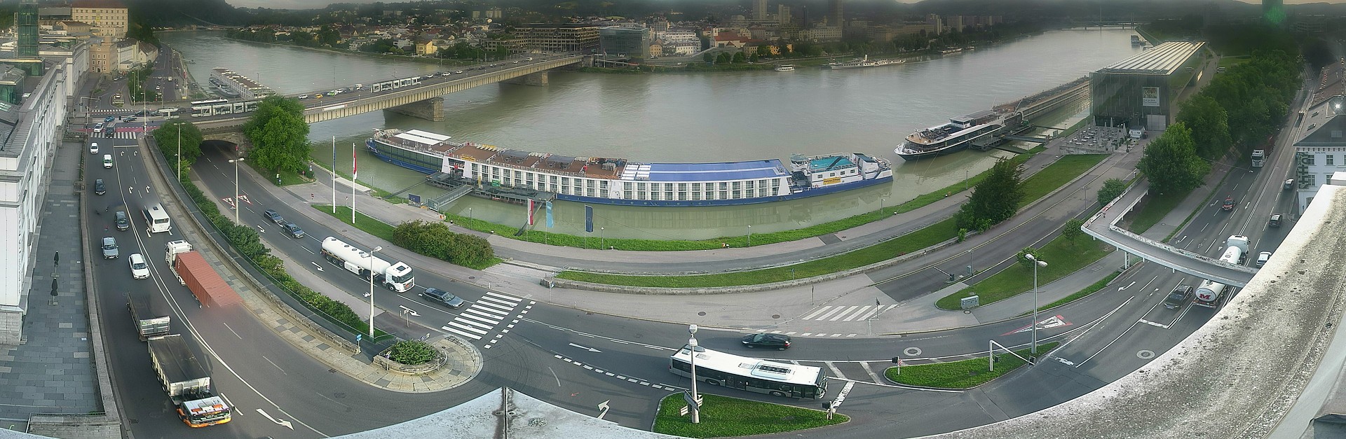 Archiv Foto Webcam Linz: Donaulände und Nibelungenbrücke