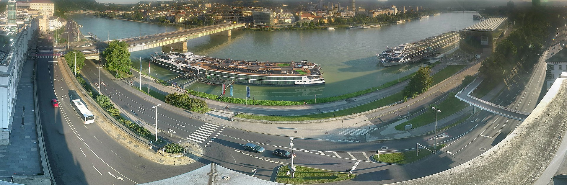 Archiv Foto Webcam Linz: Donaulände und Nibelungenbrücke