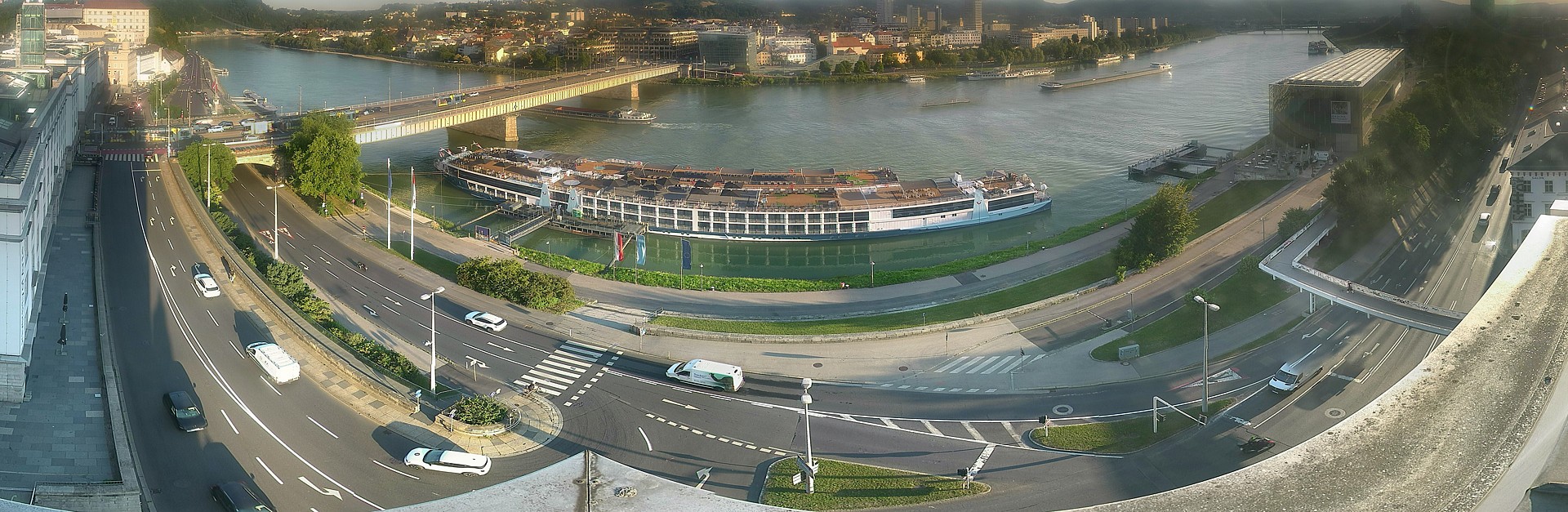 Archiv Foto Webcam Linz: Donaulände und Nibelungenbrücke