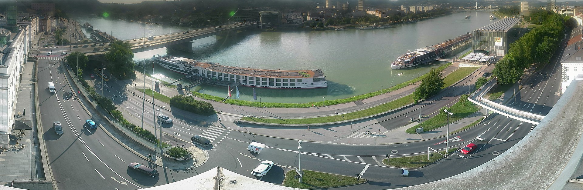 Archived image Webcam Linz: Generali building at the Danube