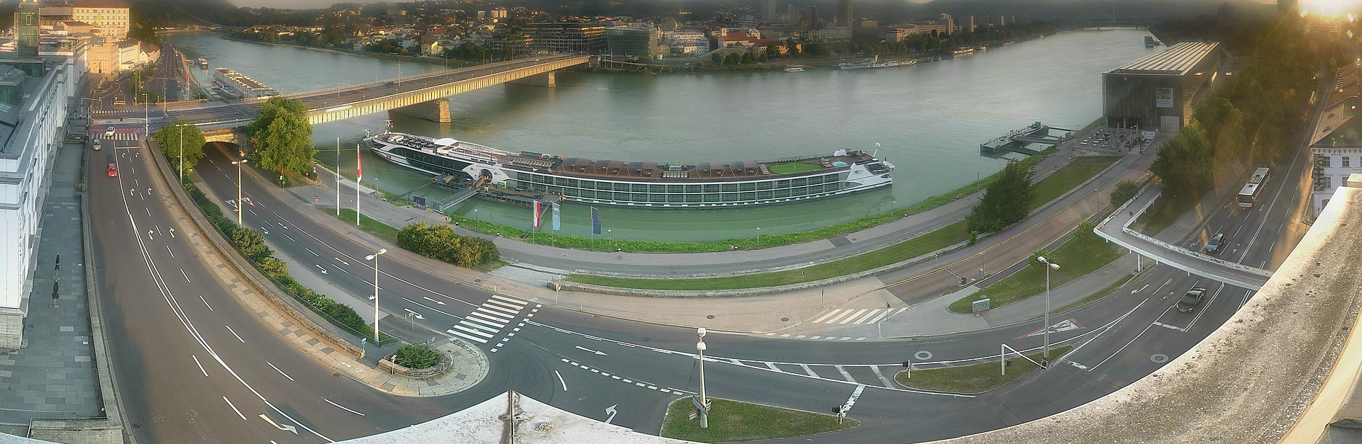 Archiv Foto Webcam Linz: Donaulände und Nibelungenbrücke
