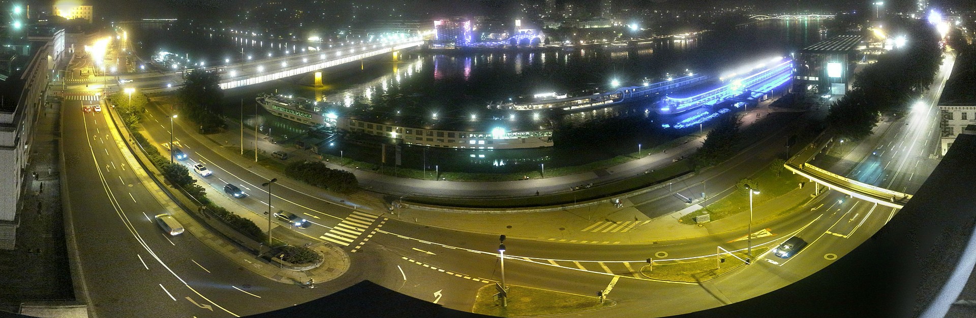 Archived image Webcam Linz: Generali building at the Danube