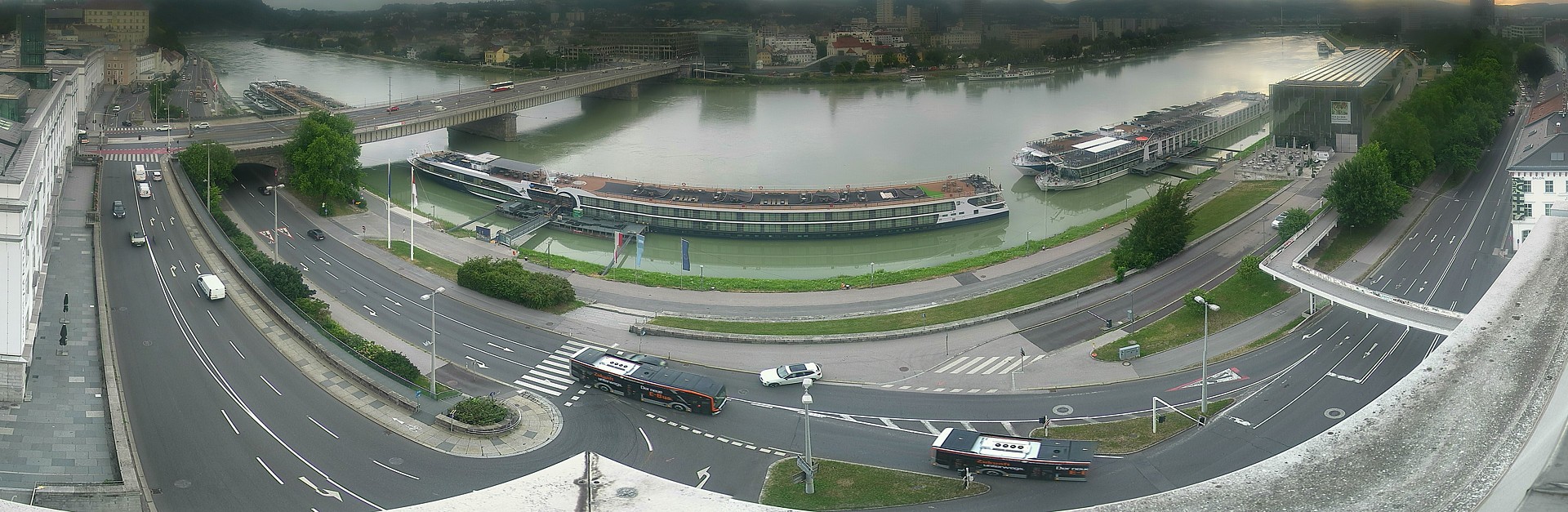 Archived image Webcam Linz: Generali building at the Danube