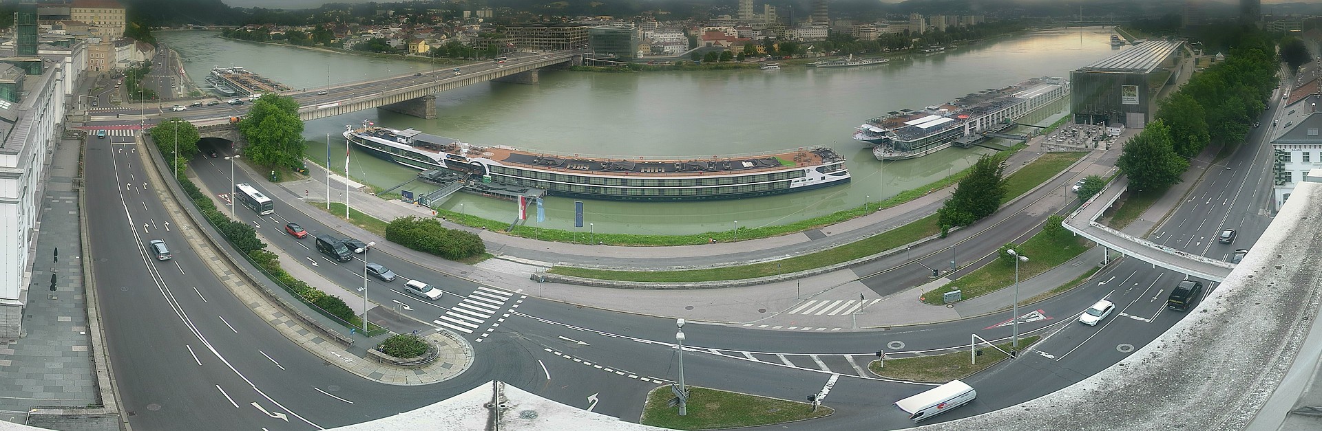 Archived image Webcam Linz: Generali building at the Danube