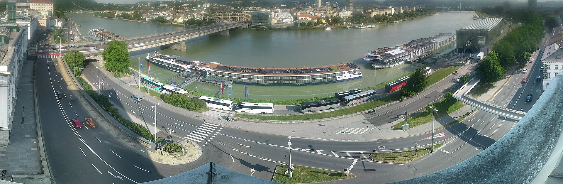 Archived image Webcam Linz: Generali building at the Danube