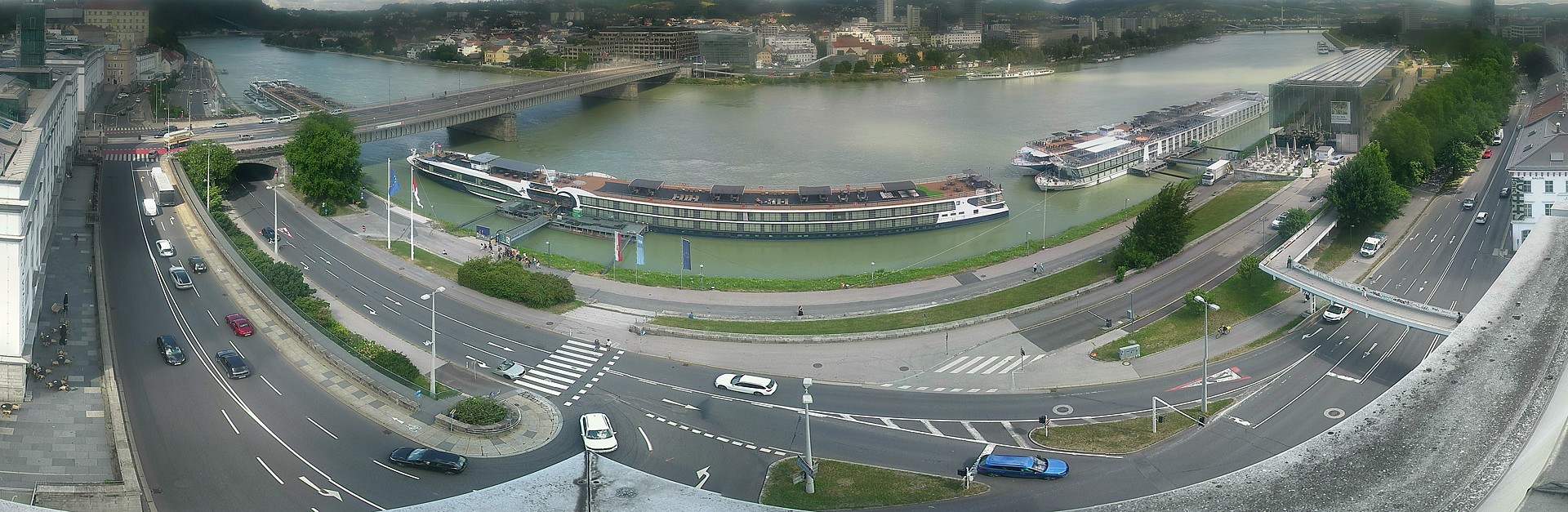 Archived image Webcam Linz: Generali building at the Danube