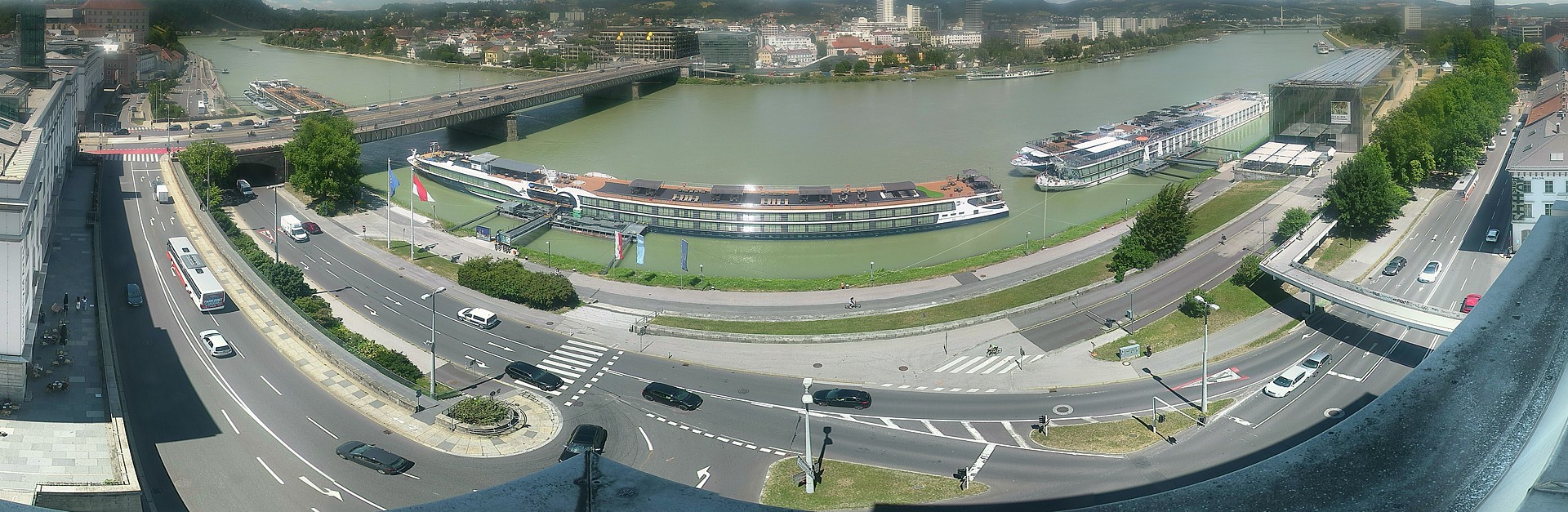 Archived image Webcam Linz: Generali building at the Danube