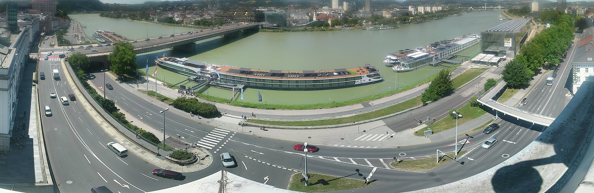 Archived image Webcam Linz: Generali building at the Danube