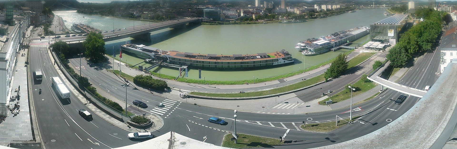 Archived image Webcam Linz: Generali building at the Danube